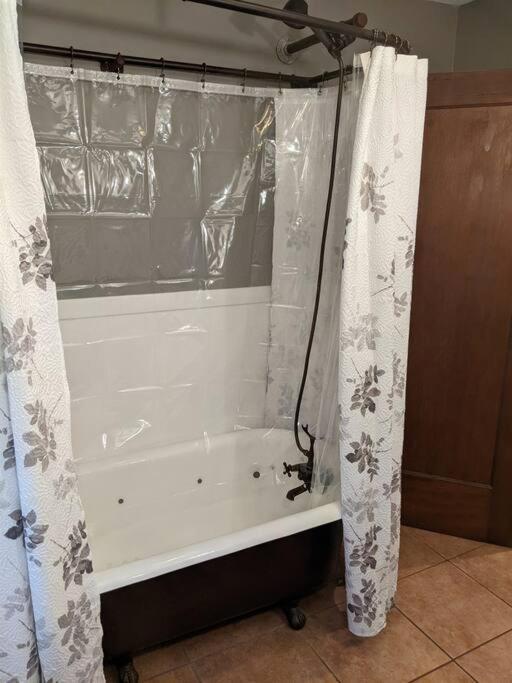Large Bakery Apartment - Central Downtown Location Fredonia Экстерьер фото