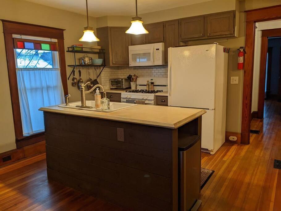Large Bakery Apartment - Central Downtown Location Fredonia Экстерьер фото